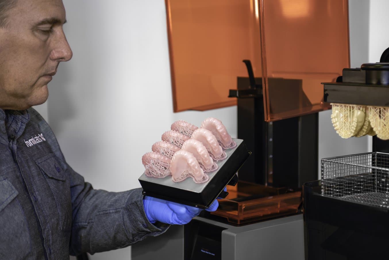 Deux ingénieurs regardant matériau Ultimaker
