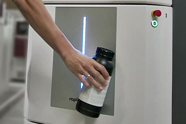 Deux ingénieurs regardant matériau Ultimaker